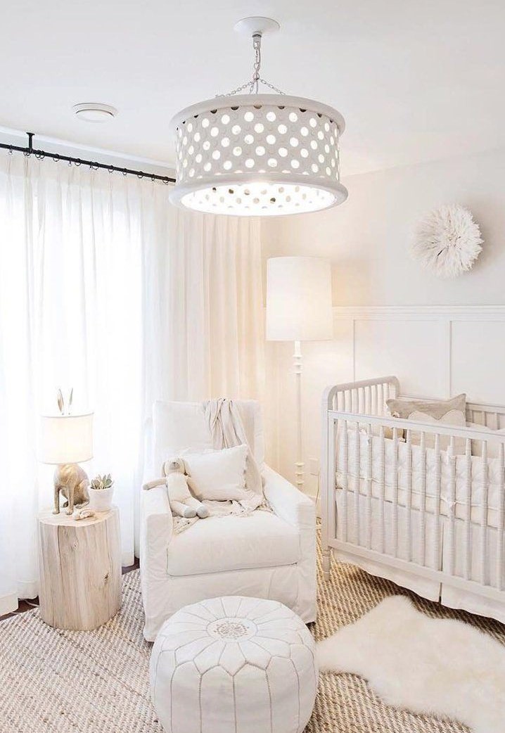 اتاق خواب نوزاد با تخت نوزاد و پرده سفید که دارای آویز مدرن کلاهک دار می باشد
